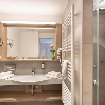 Ringhotel Warnemuender Hof מלון 4*